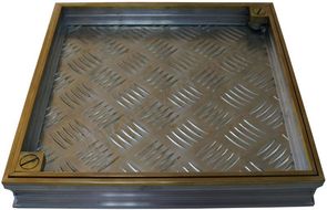 Напольный люк Премиум 44 с латунным кантом Напольный люк Премиум 44 с латунным кантом